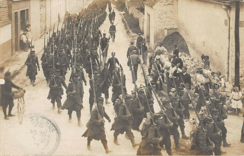 Carte postale ancienne Sissonne Carte Photo Des Militaires Dans La Rue à Sissonne