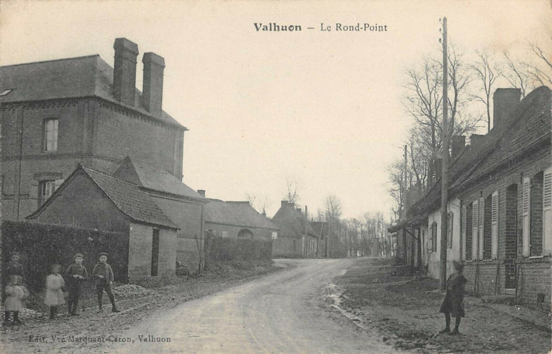 Carte postale ancienne Valhuon Le Rond Point à Valhuon