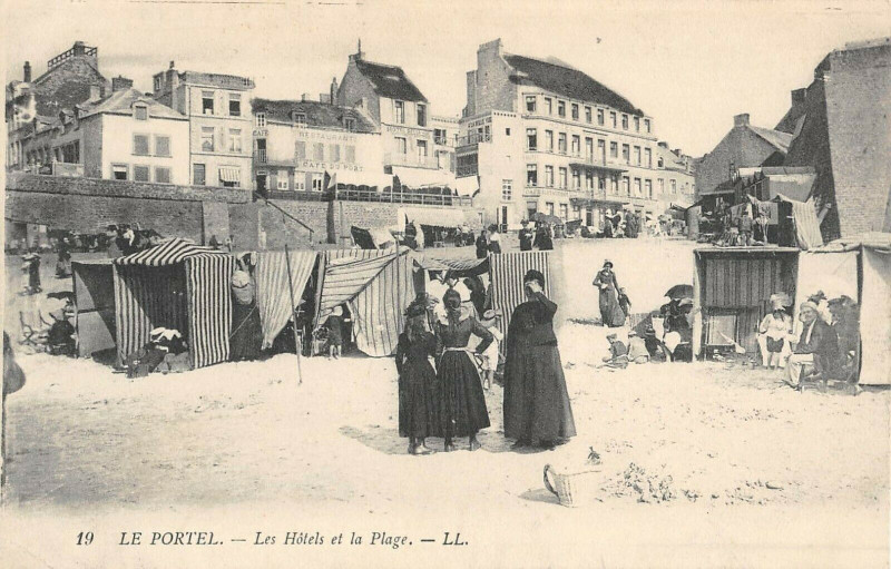 Carte postale ancienne Le Portel Les Hotels Et La Plage au Portel