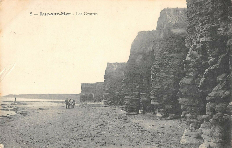 Carte postale ancienne Luc Sur Mer Les Grottes à Luc-sur-Mer