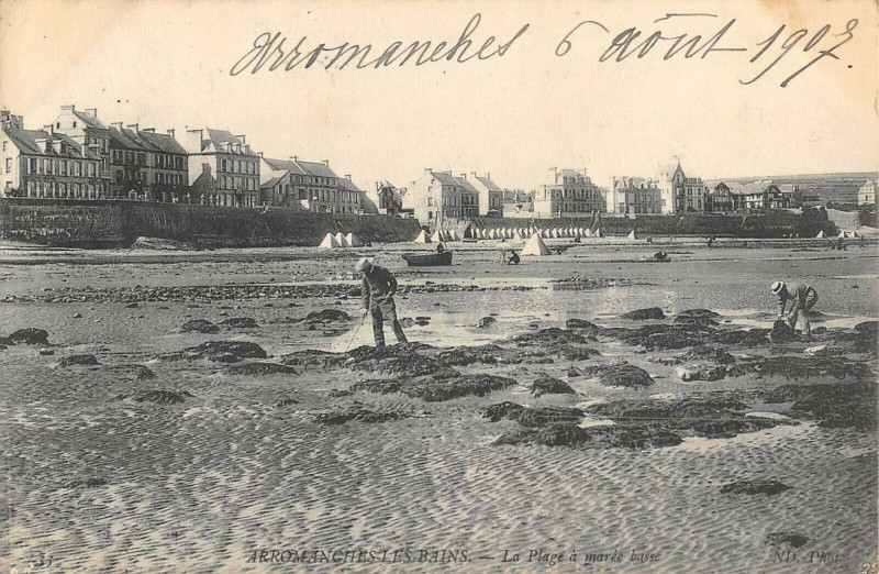 Carte postale ancienne Arromanches Les Bains La Plage A Maree Basse à Arromanches-les-Bains