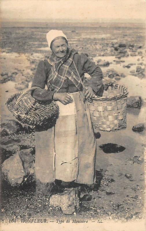 Carte postale ancienne Honfleur Type De Mouliere à Honfleur
