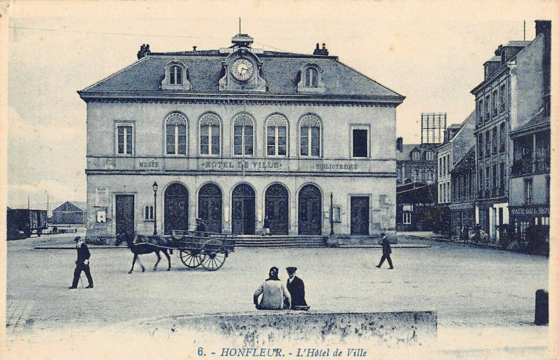 Carte postale ancienne Honfleur L'Hotel De Ville à Honfleur