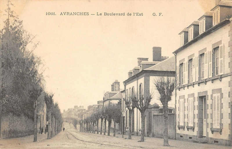 Carte postale ancienne Avranches Le Boulevard De L'Est à Avranches
