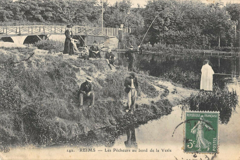 Carte postale ancienne Reims Les Pecheurs Au Bord De La Vesle à Reims