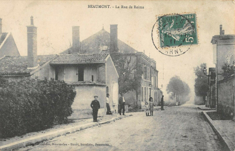 Carte postale ancienne Beaumont La Rue De Reims à Reims