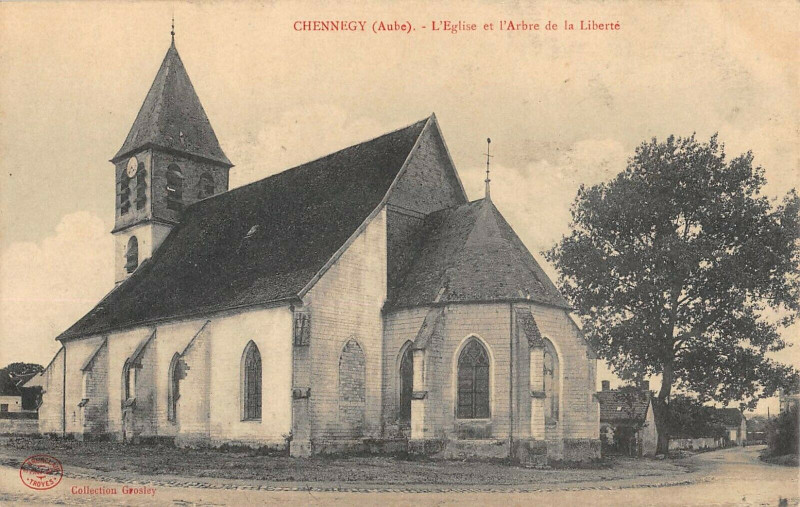 Carte postale ancienne Chennegy L'Eglise Et L'Arbre De La Liberte à Chennegy