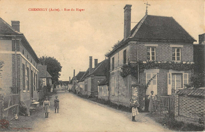 Carte postale ancienne Chennegy Rue Du Hayer à Chennegy