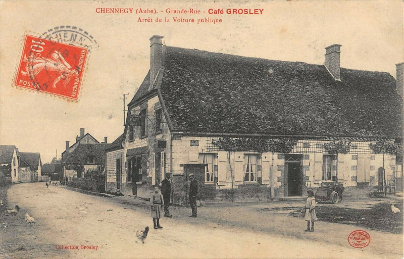Carte postale ancienne Chennegy Grande Rue Cafe Grosley Arret De La Voiture Publique à Chennegy