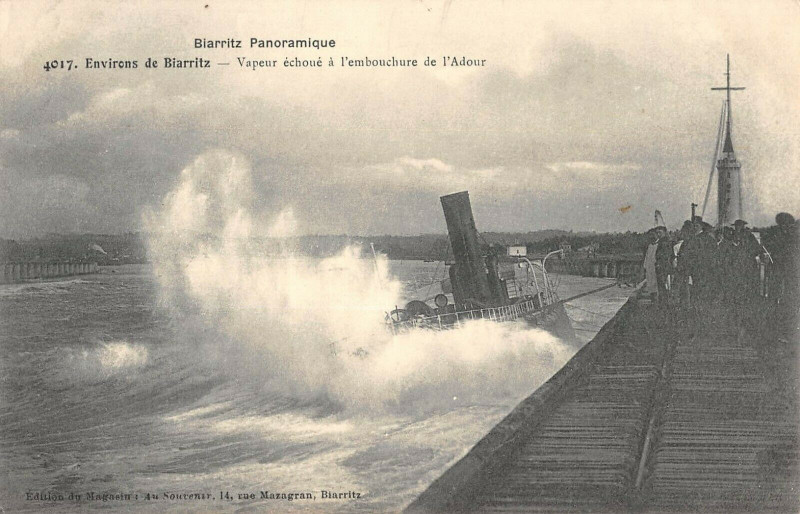 Carte postale ancienne Environs De Biarritz Vapeur Echoue A L'Embouchure De L'Adour à Biarritz