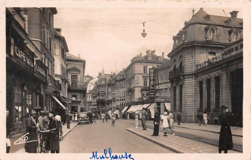 Carte postale ancienne Mulhouse Banque De France Et Rue Du Sauvage à Mulhouse