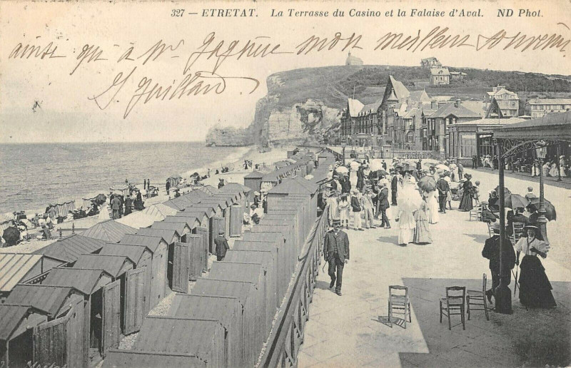 Carte postale ancienne Etretat La Terrasse Du Casino Et La Falaise D'Aval