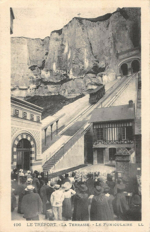Carte postale ancienne Le Treport La Terrasse Le Funiculaire