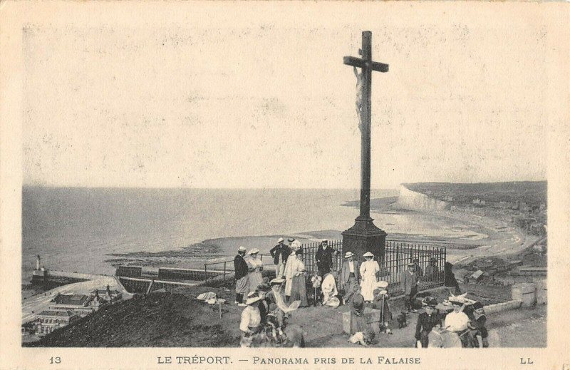 Carte postale ancienne Le Treport Panorama Pris De La Falaise