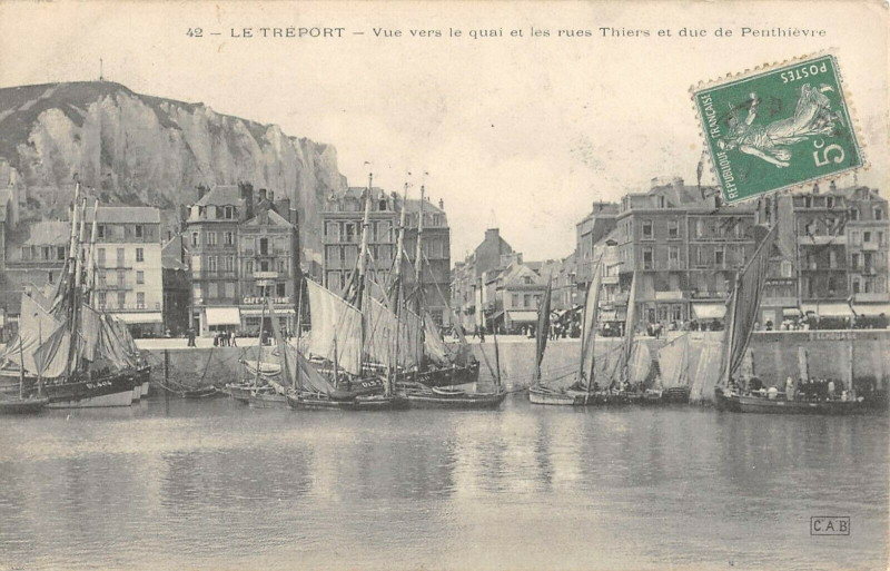 Carte postale ancienne Le Treport Vue Vers Le Quai Et Les Rues Thiers Et Duc De Penthievre