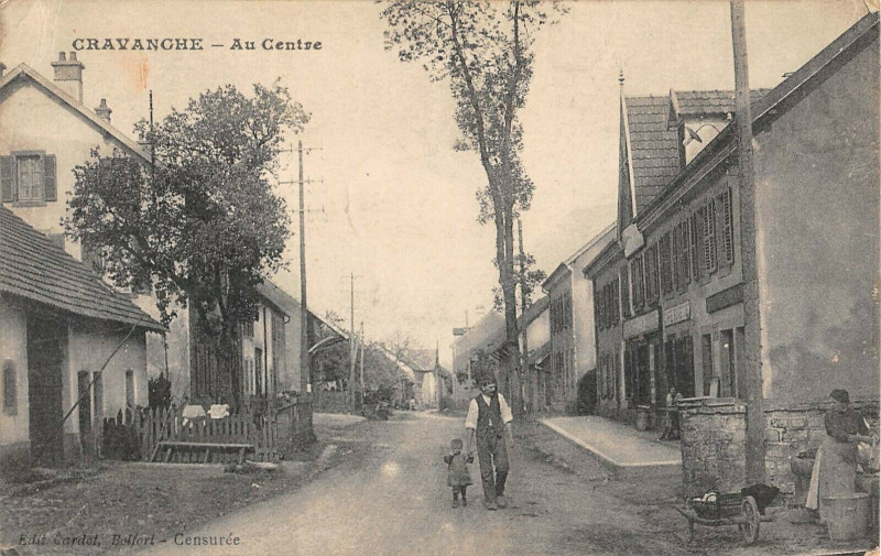 Carte postale ancienne Cravanche Au Centre à Cravanche