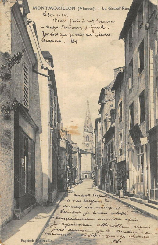 Carte postale ancienne Montmorillon La Grand Rue à Montmorillon