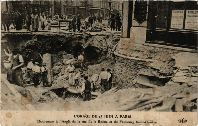 Carte postale ancienne Orage du 15 Juin - Eboulement à l'Angle de la rue de la Boëtie et du Faubourg Saint-Honoré à Paris 8e