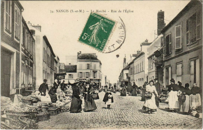 Carte postale ancienne Nangis Le Marché Rue de l'Eglise à Nangis