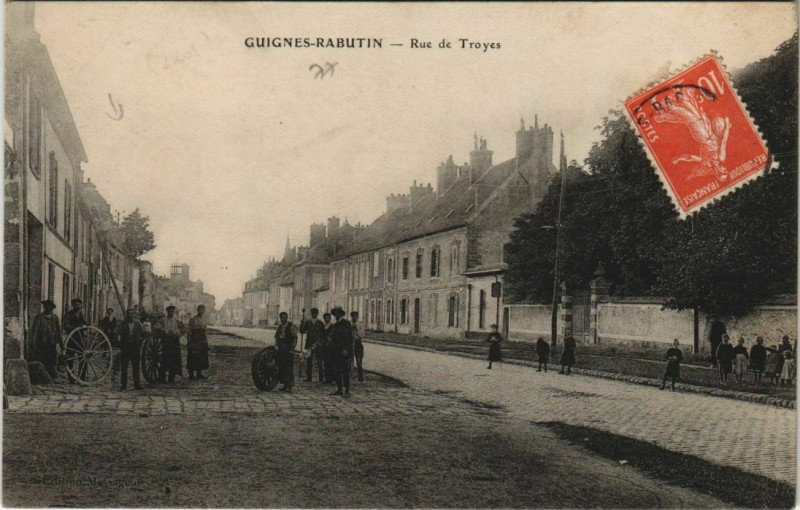 Carte postale ancienne Guignes-Rabutin Rue de Troyes à Guignes