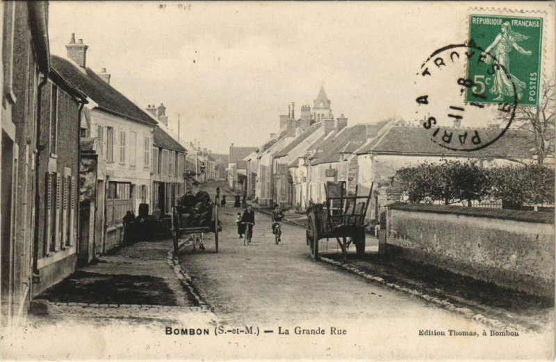 Carte postale ancienne Bombon Grande Rue à Bombon