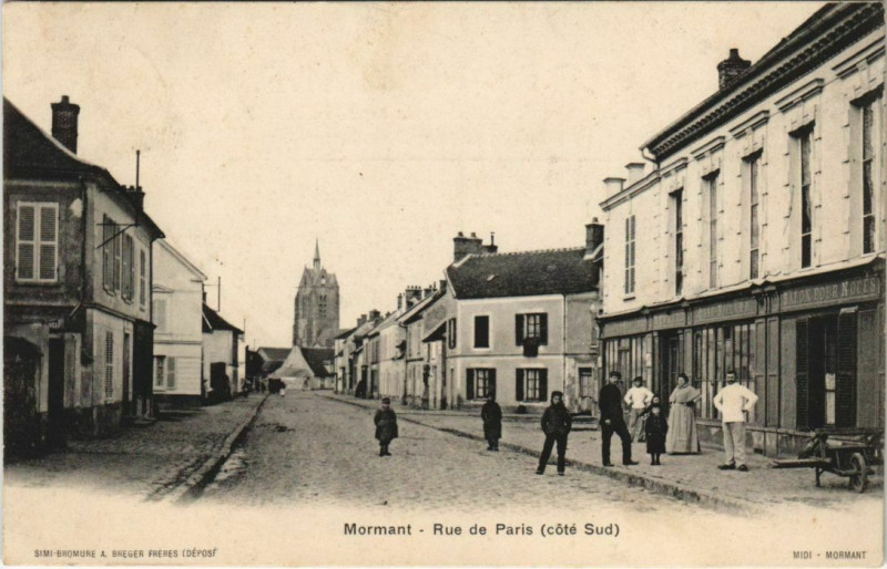 Carte postale ancienne Mormant Rue de Paris à Mormant