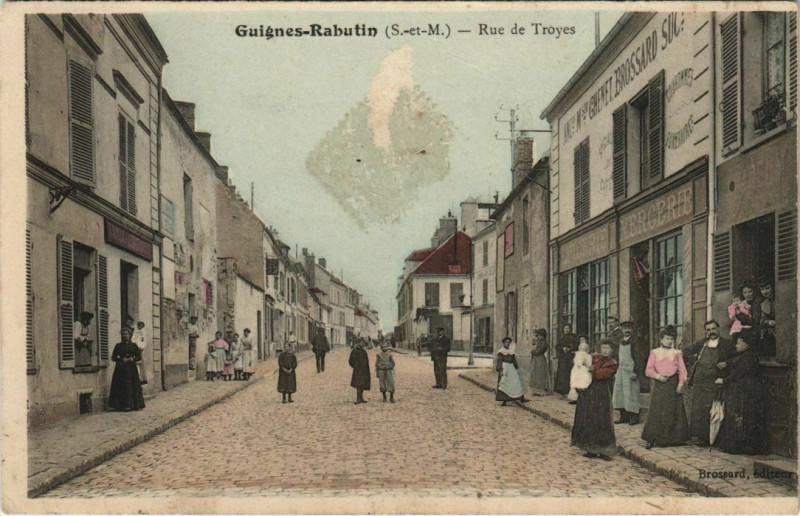 Carte postale ancienne Guignes-Rabutin Rue de Troyes Colorise à Guignes