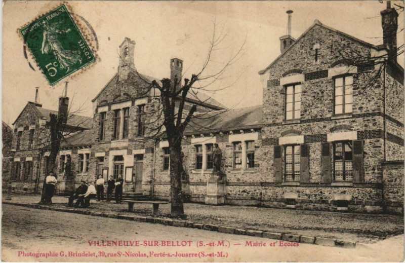 Carte postale ancienne Villeneuve-sur-Bellot Mairie et Ecole à Bellot