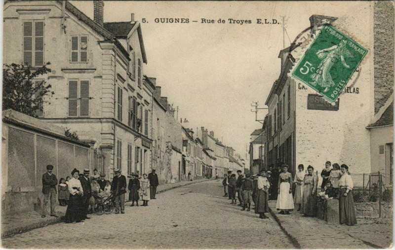 Carte postale ancienne Guignes-Rabutin Rue de Troyes à Guignes