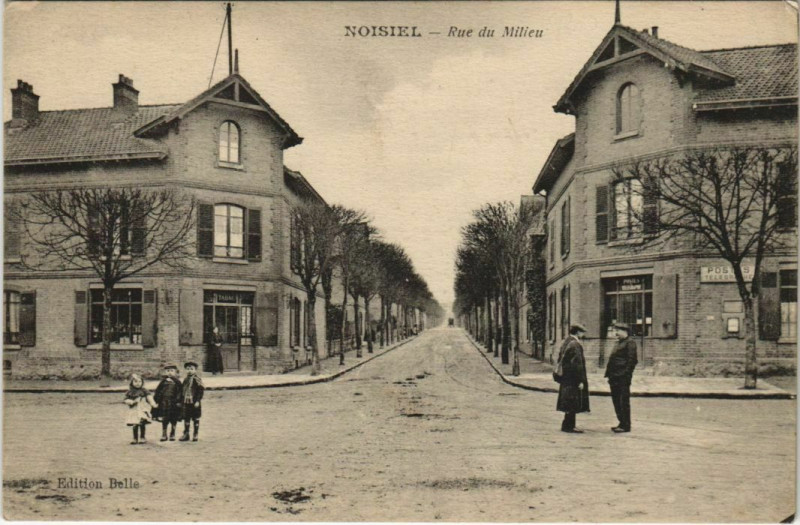 Carte postale ancienne Rue du Milieu à Noisiel