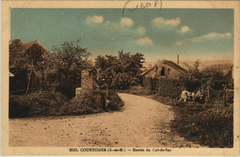 Carte postale ancienne Courtomer Entrée du Cl-de-Sac à Courtomer