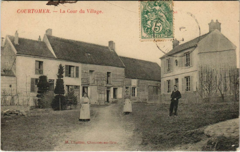 Carte postale ancienne Courtomer La Cour du à Courtomer