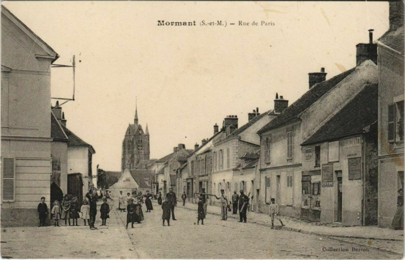Carte postale ancienne Mormant Rue de Paris à Mormant