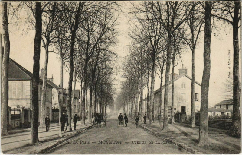 Carte postale ancienne Mormant Avenue de la Gare à Mormant