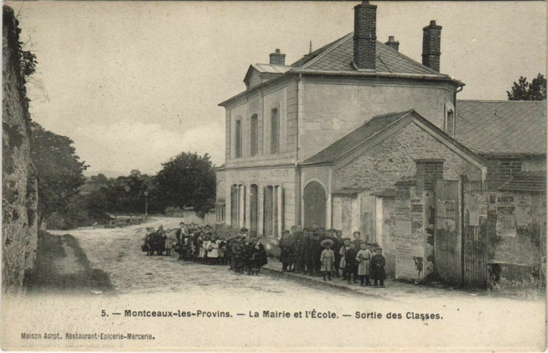 Carte postale ancienne Montceaux-les-Provins La Mairie et Ecole à Provins