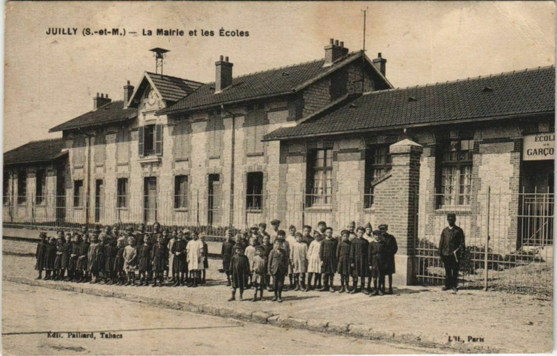 Carte postale ancienne Juilly La Mairie et les Ecoles à Juilly