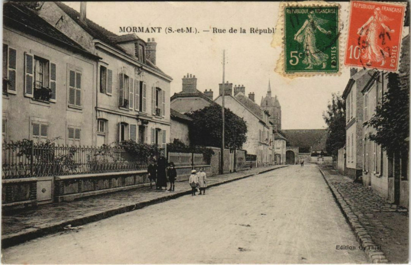 Carte postale ancienne Mormant Rue de la République à Mormant