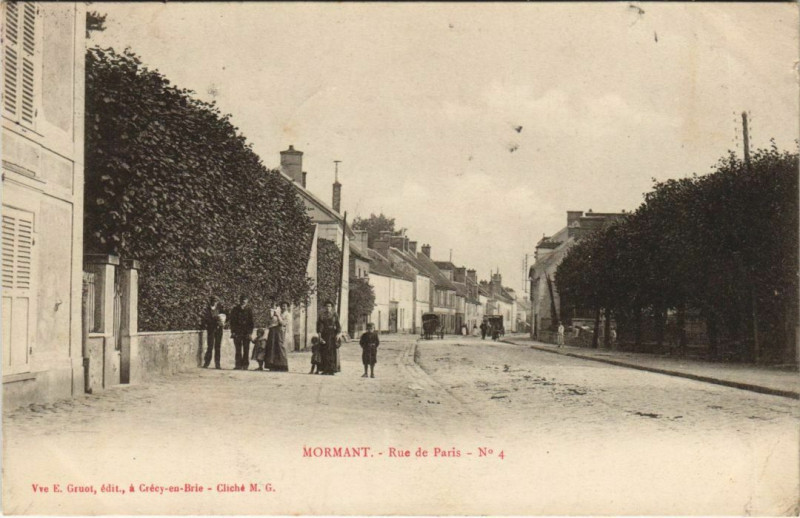 Carte postale ancienne Mormant Rue de Paris à Mormant