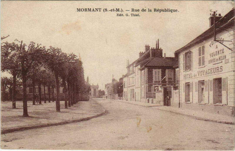 Carte postale ancienne Mormant Rue de la République repr.1930's à Mormant
