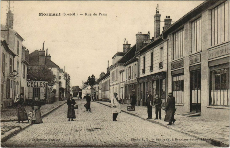 Carte postale ancienne Mormant Rue de Paris à Mormant
