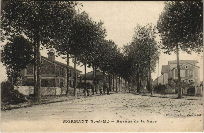 Carte postale ancienne Mormant Avenue de la Gare à Mormant