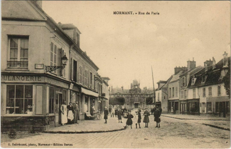 Carte postale ancienne Mormant Rue de Paris à Mormant