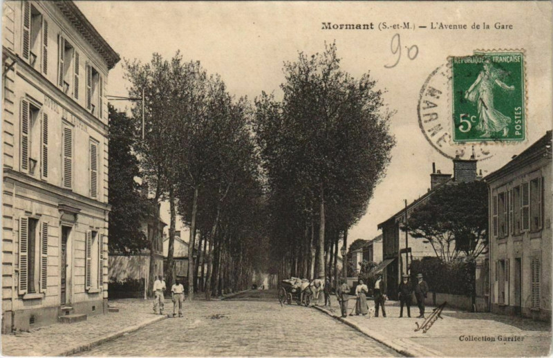 Carte postale ancienne Mormant Avenue de la Gare à Mormant