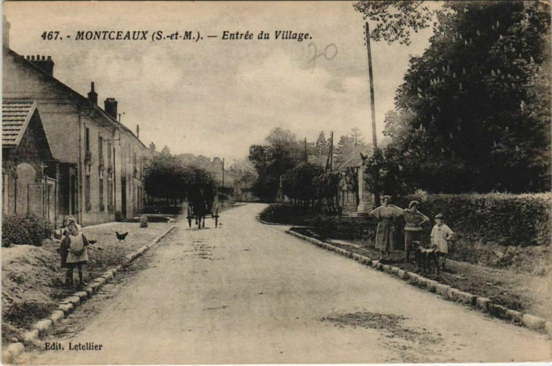 Carte postale ancienne Montceaux Entrée du Village