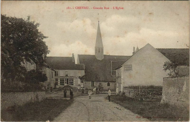Carte postale ancienne Chevru Grande Rue Eglise à Chevru