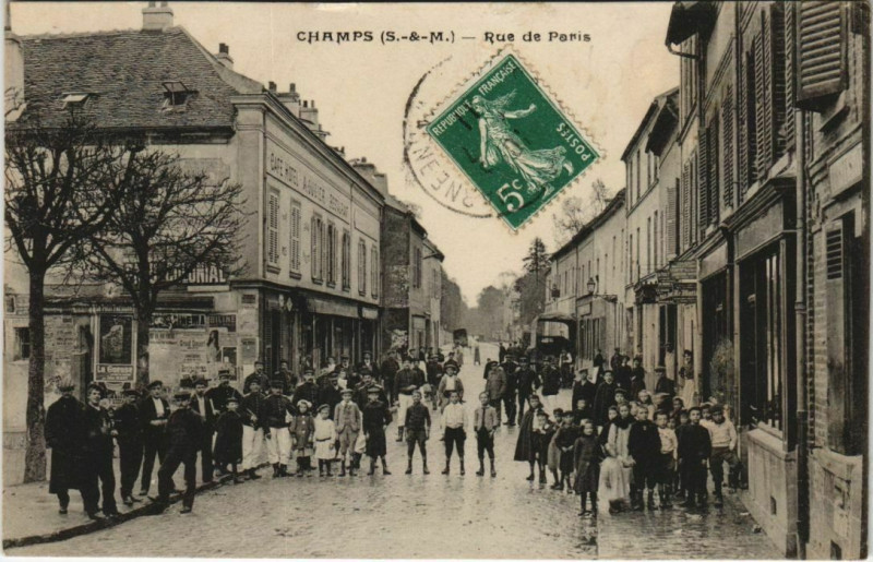 Carte postale ancienne Rue de Paris à Champs-sur-Marne