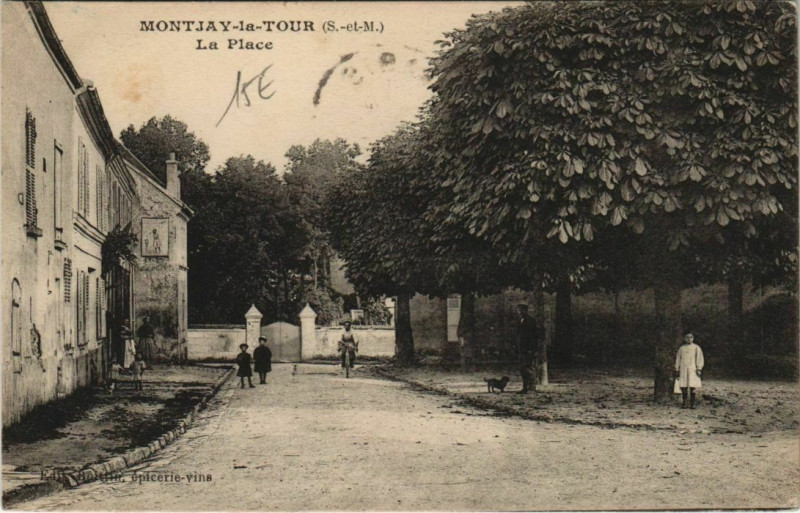 Carte postale ancienne Montjay-la-Tour La Place