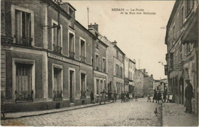 Carte postale ancienne Rebais La Poste et la Rue des Molinots à Rebais