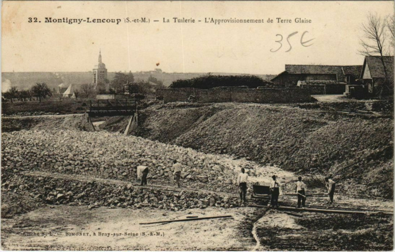 Carte postale ancienne Montigny-Lencoup La Tuilerie Approvisionnement de Terre Glaise à Montigny-Lencoup