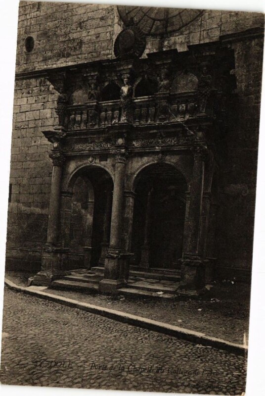 Carte postale ancienne Dole -Porte de la Chapelle du College de l'Arc à Dole